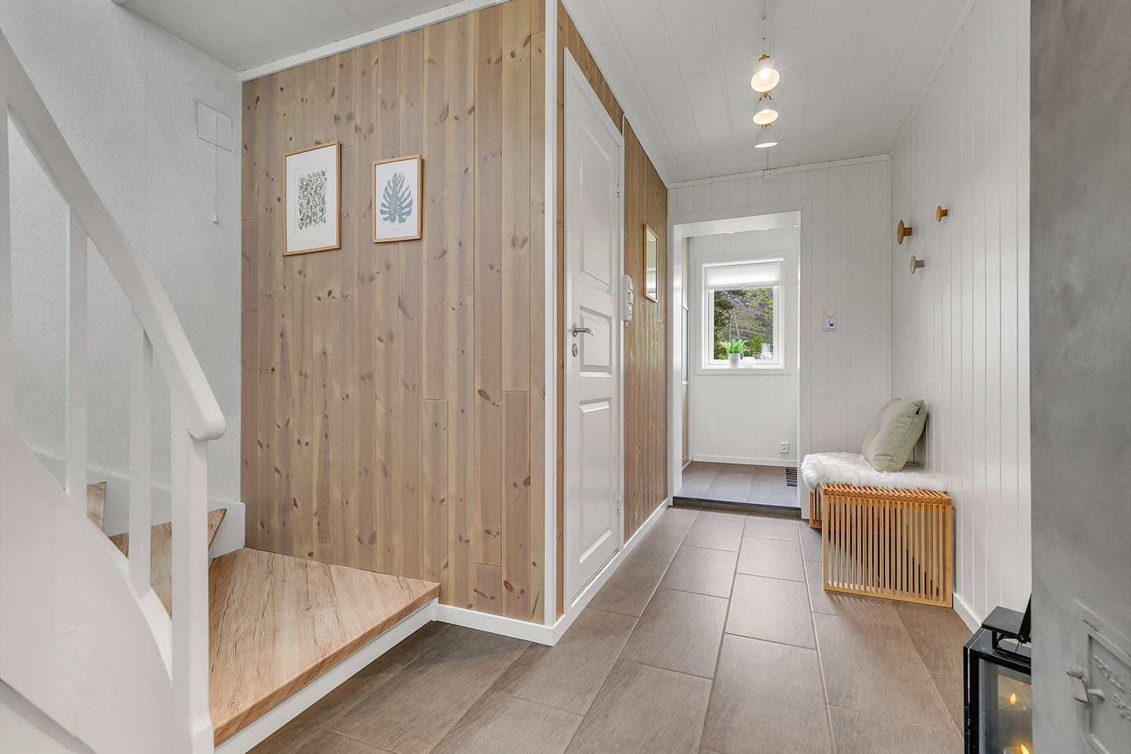 1. Etasje er bestående av Entre, hall, trapperom, soverom, bad og bod. Galleribilde