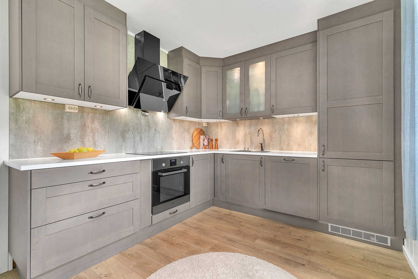 Integrerte hvitevarer medfølger i salget. Galleribilde