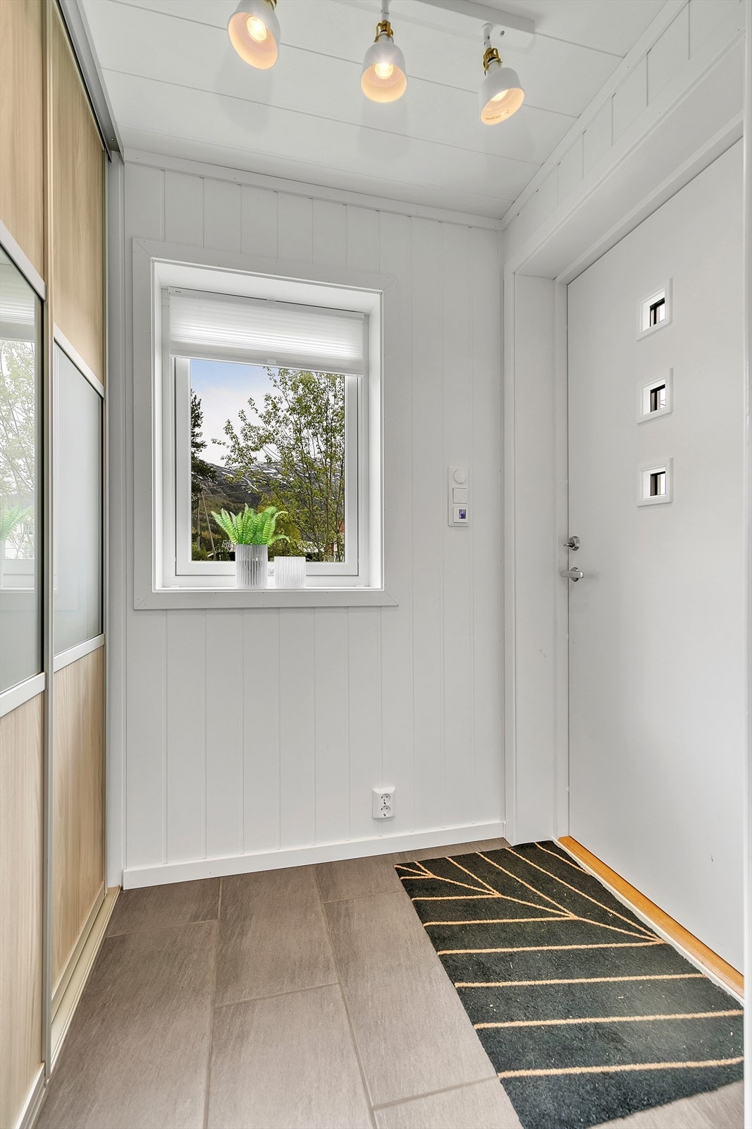 Innbydende entré, keramiske fliser med termostatregulerte varmekabler. Galleribilde