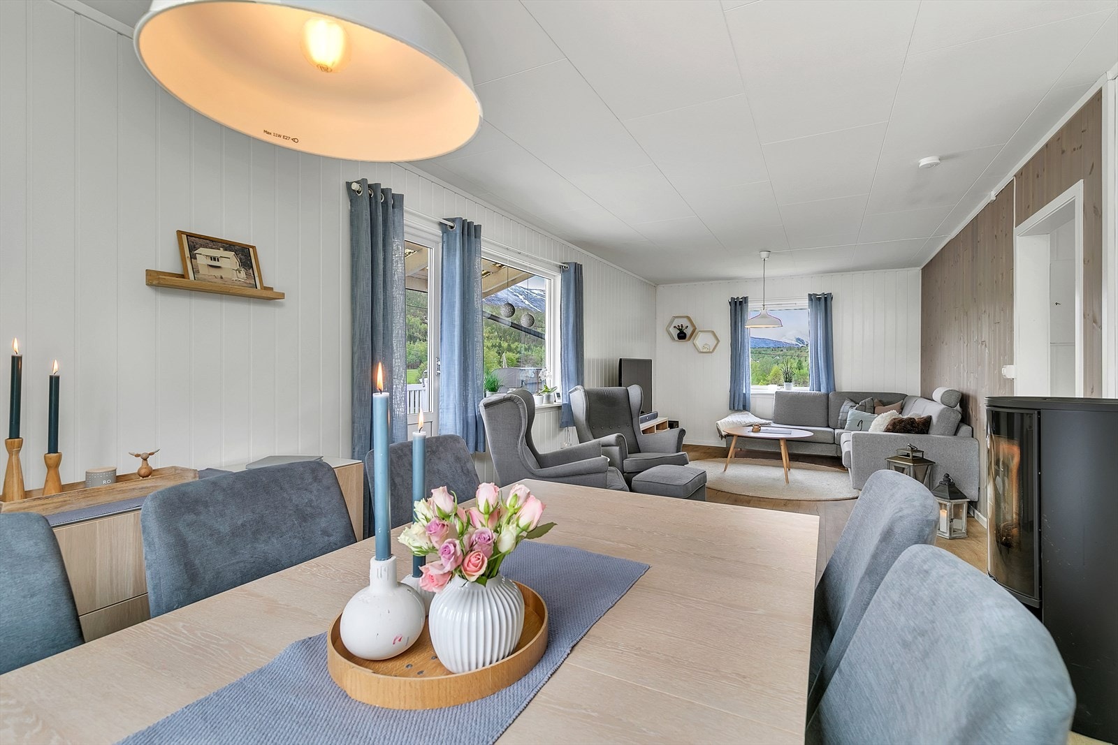 Flott stue, med dør direkte til veranda. Galleribilde