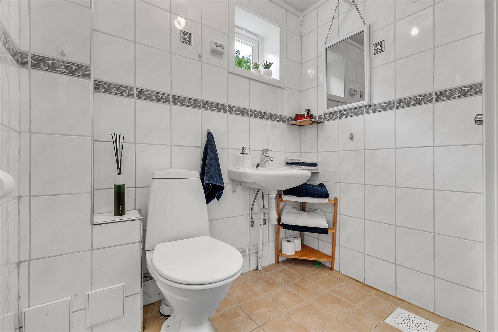 Bad med både toalett og dusj. Galleribilde