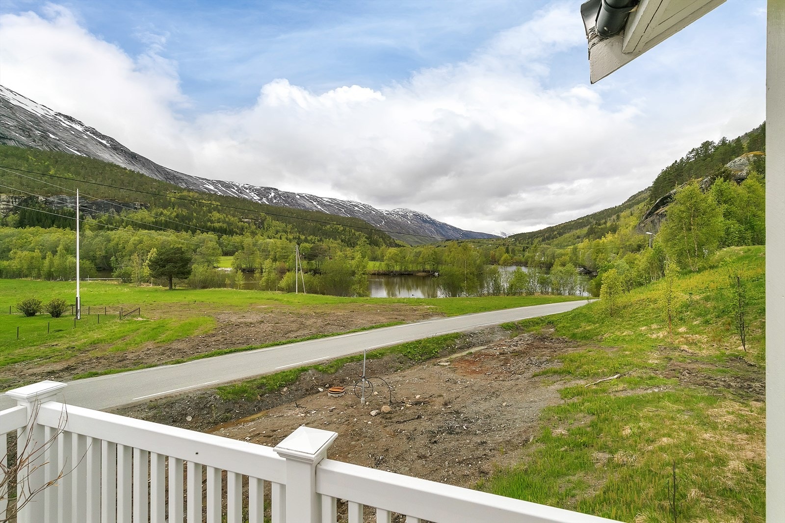 Her kan du følge med når fisken spretter i vakre Skjoma. Galleribilde