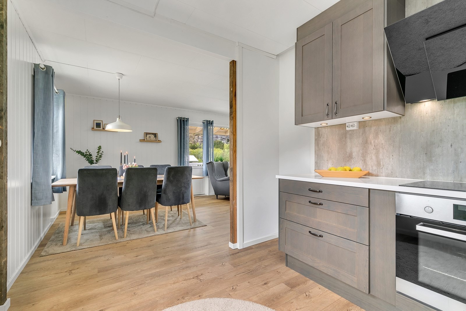 Plass til spisebord like ved kjøkkenet. Praktisk! Galleribilde