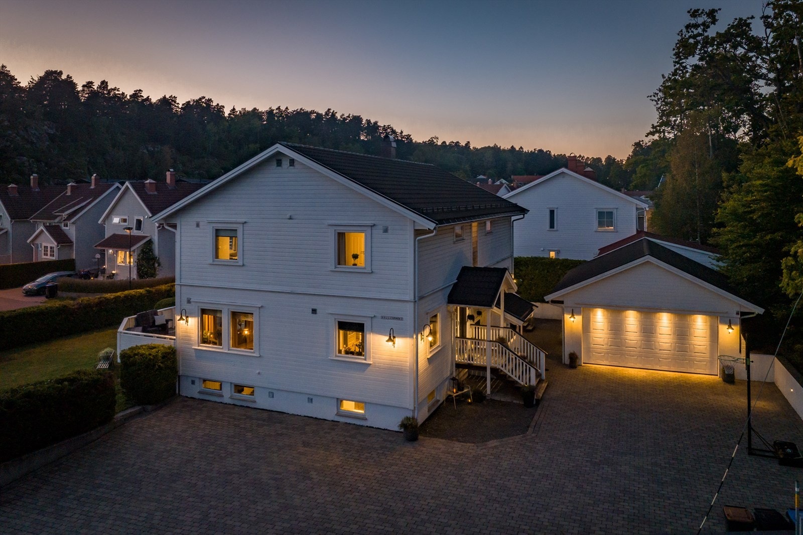 Gårdsplassen er steinlagt, det gjør det lett med måking til vinteren. Galleribilde