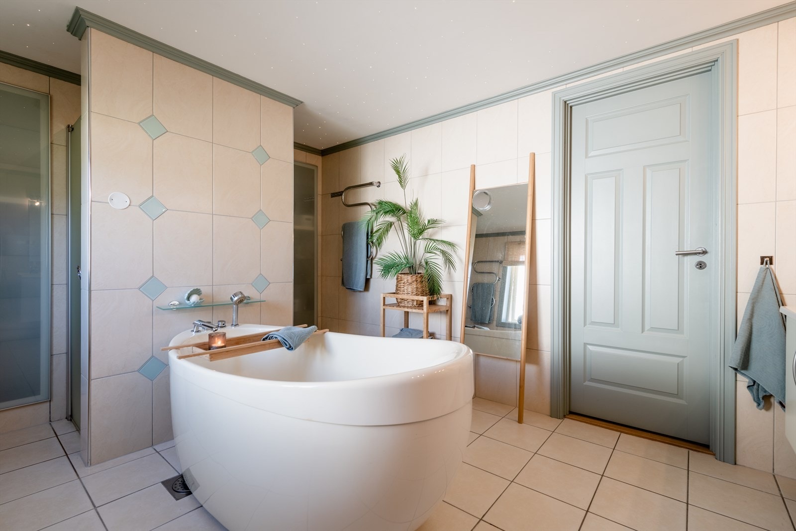 Lekkert bad med dusj bak halvveggen, samt badekar. Galleribilde