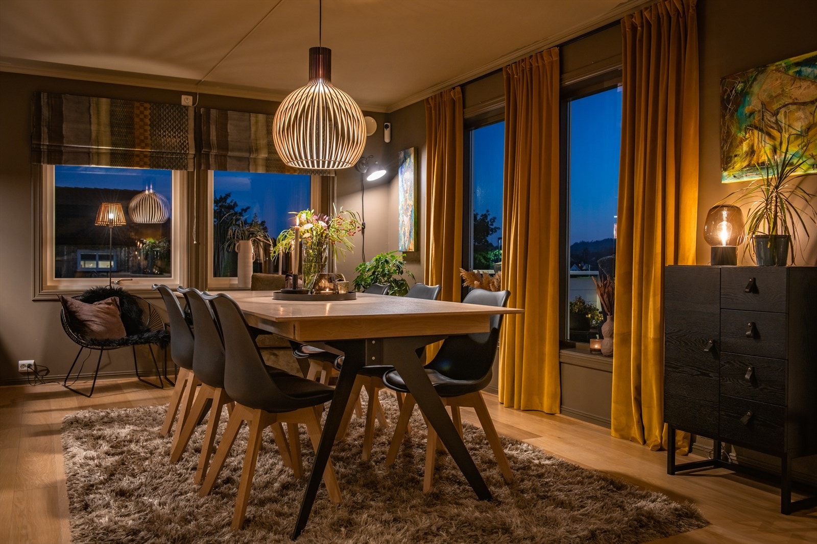 Hyggelig stemning rundt spisebordet. Galleribilde