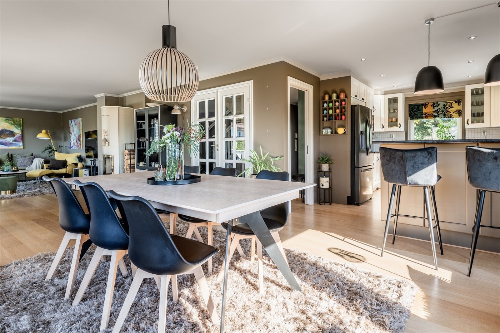 Kjøkken med en liten barløsning for leksegjøring, eller bare for å ta ett glass brus. Galleribilde