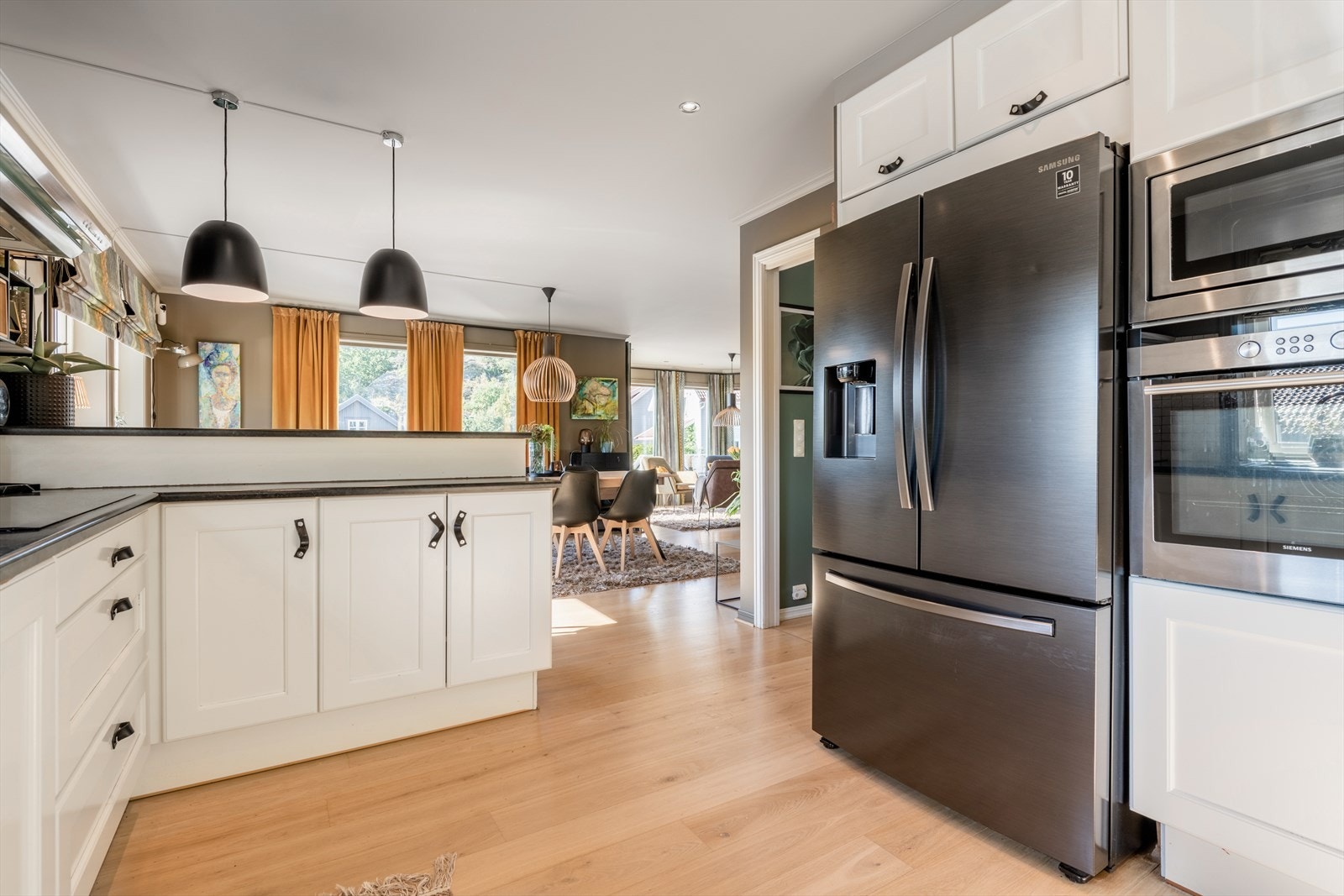 Nyere amerikansk kjøleskap med frysedel. Galleribilde