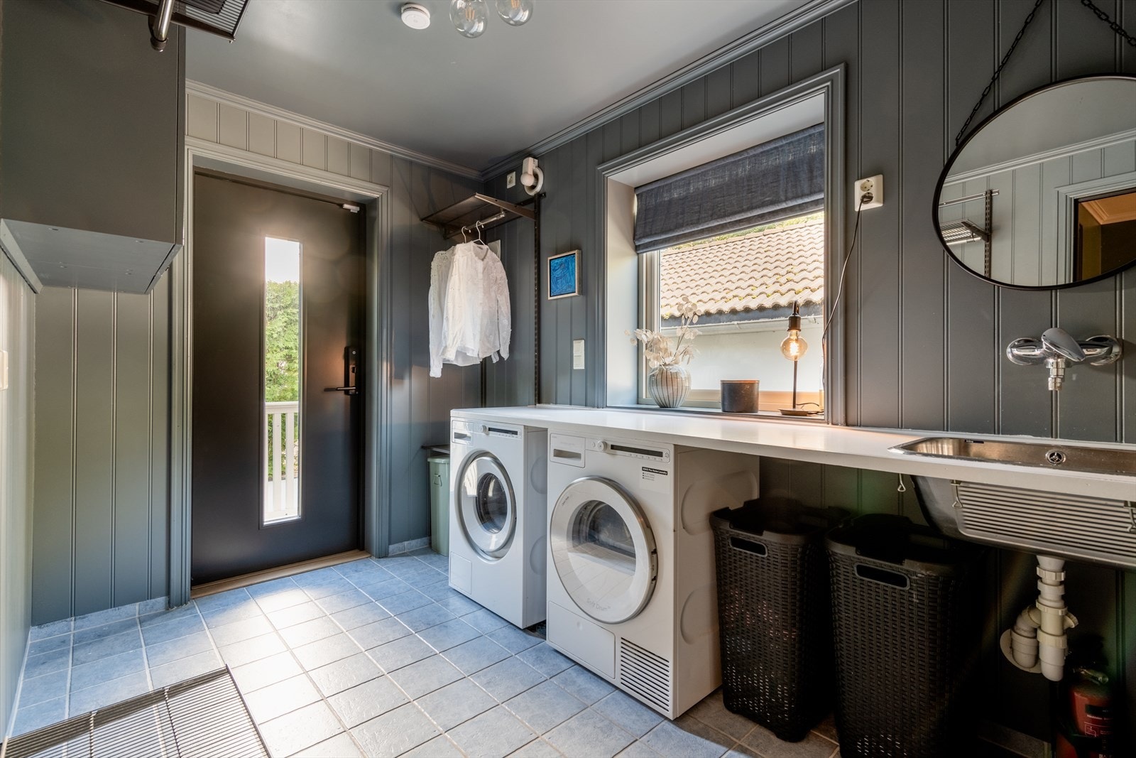 Stort vaskerom. Her slipper man å ha klesvasken til tørk på badet. Galleribilde