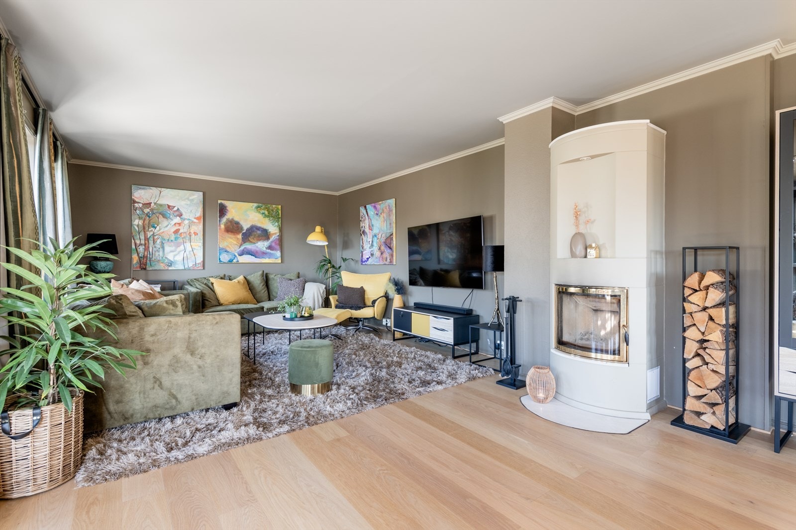 Det er varmekabler i tillegg til vedfyring og varmepumpe. Galleribilde