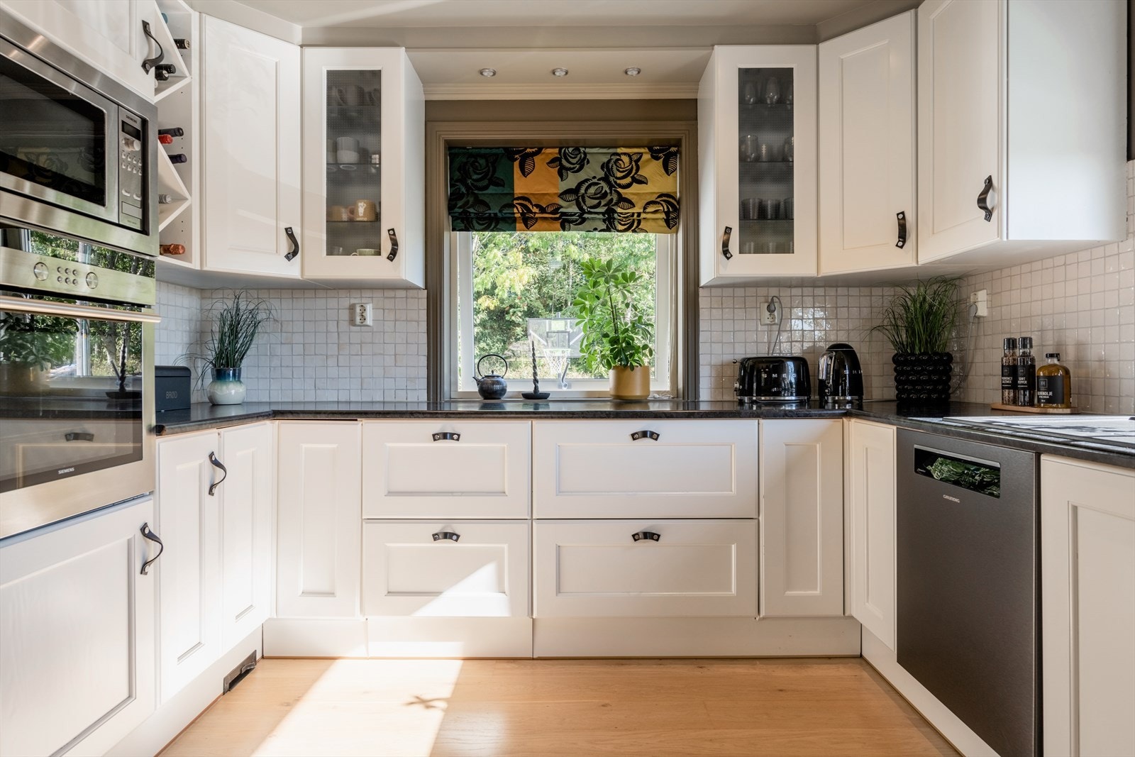 Stort og romslig u-kjøkken gir masse plass til matlaging. Galleribilde