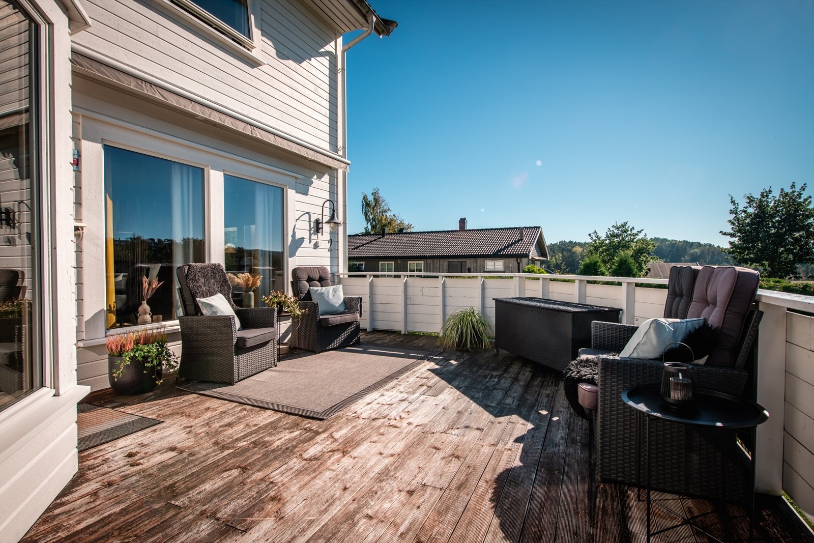 Vestvendt veranda med sol til sent på kvelden. Galleribilde