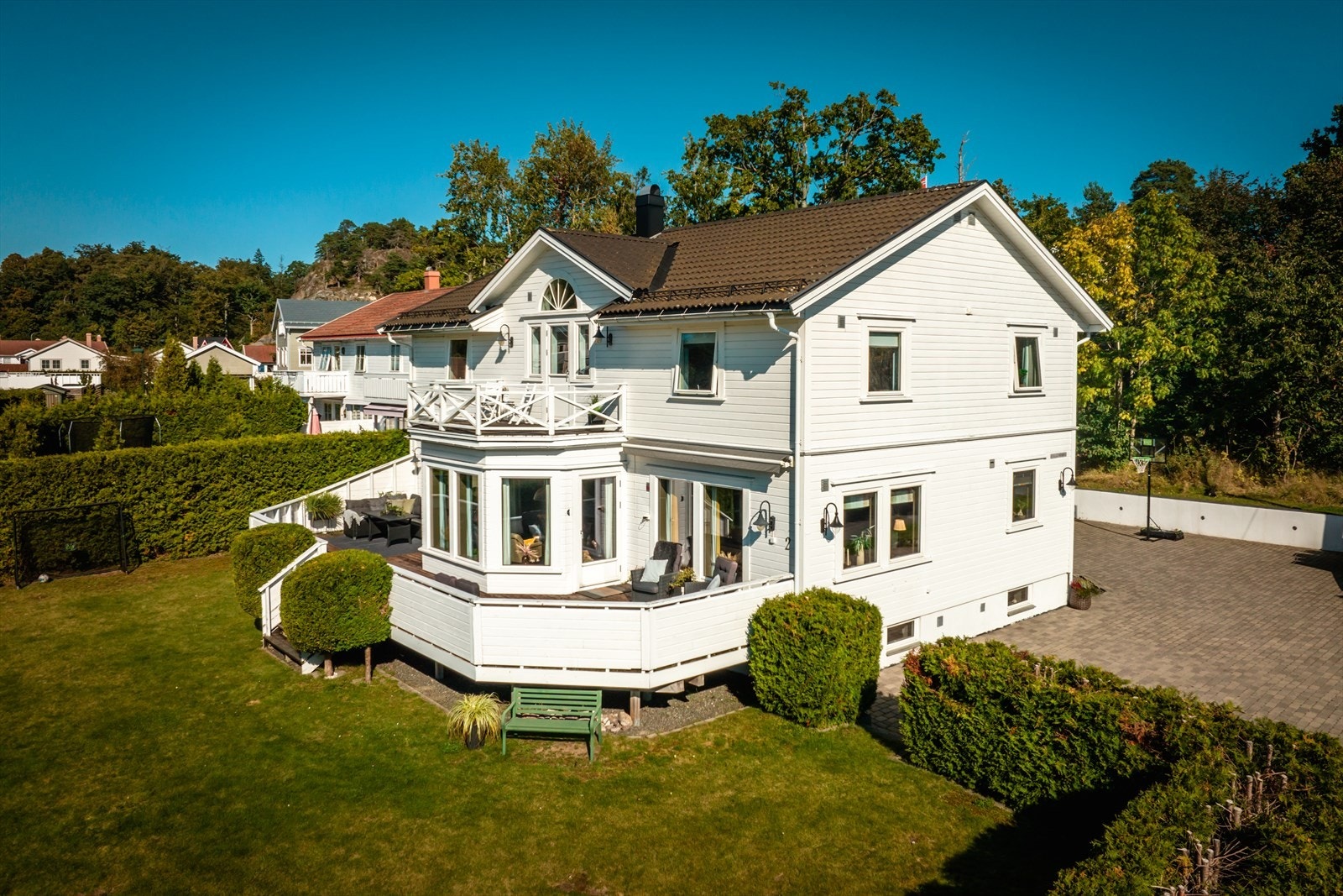 Stor tomt til både lek og moro, samt et hav av parkeringsplasser. Galleribilde