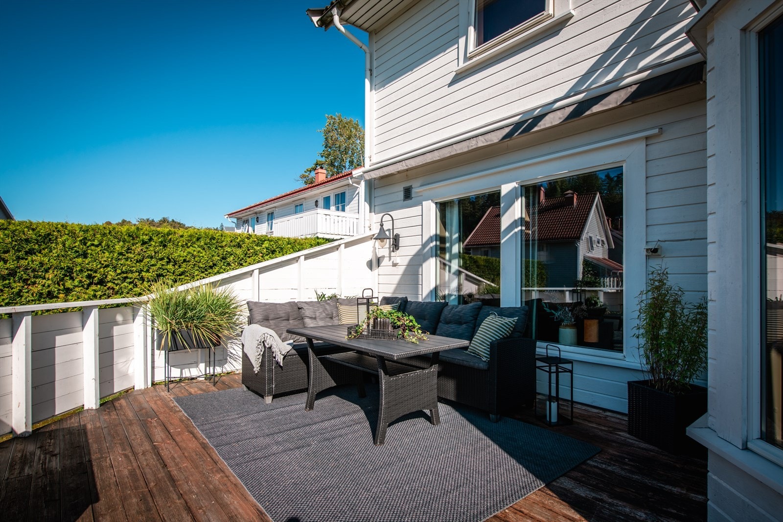 Verandaen rommer flere sittegrupper. Galleribilde