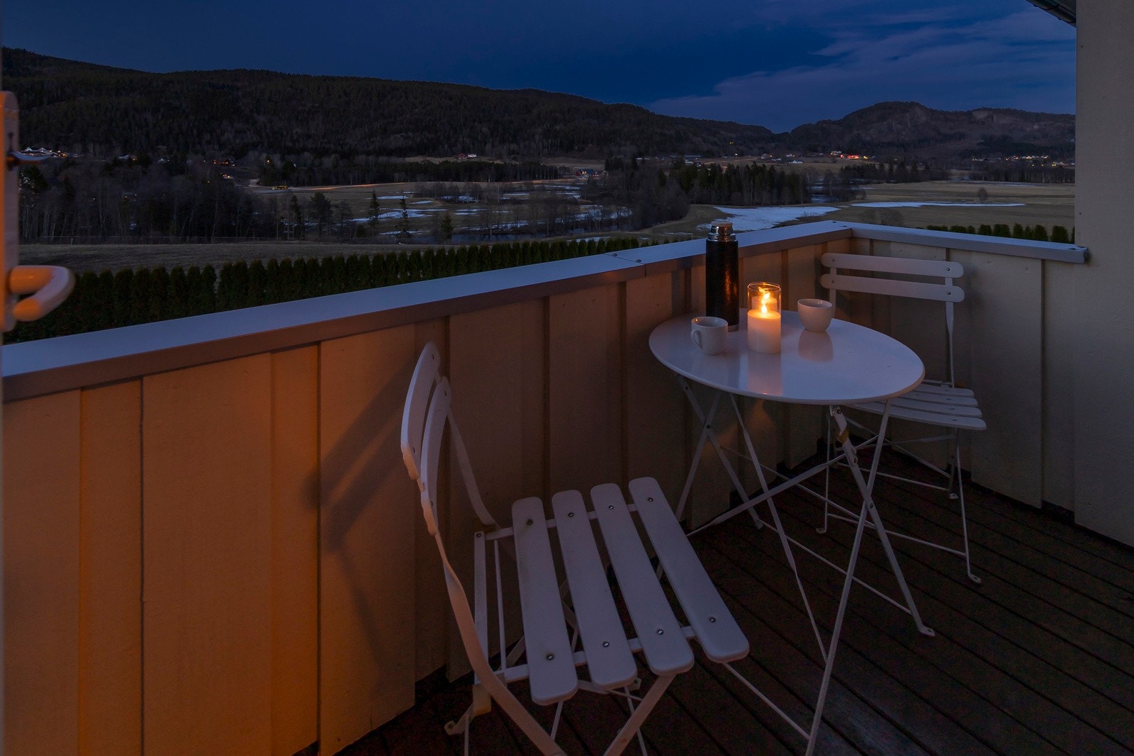 Balkong med direkte tilknyttning til hovedsoverommet. Galleribilde