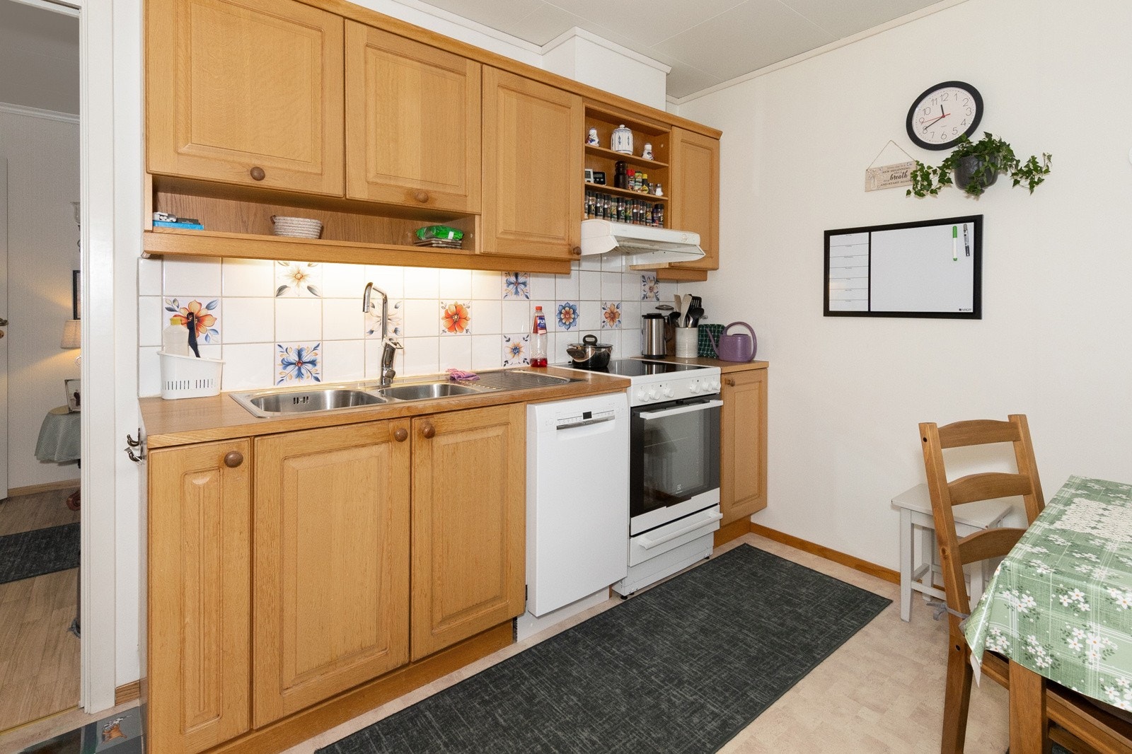 Pent og praktisk kjøkken. Utleieleilighet, første etasje Galleribilde