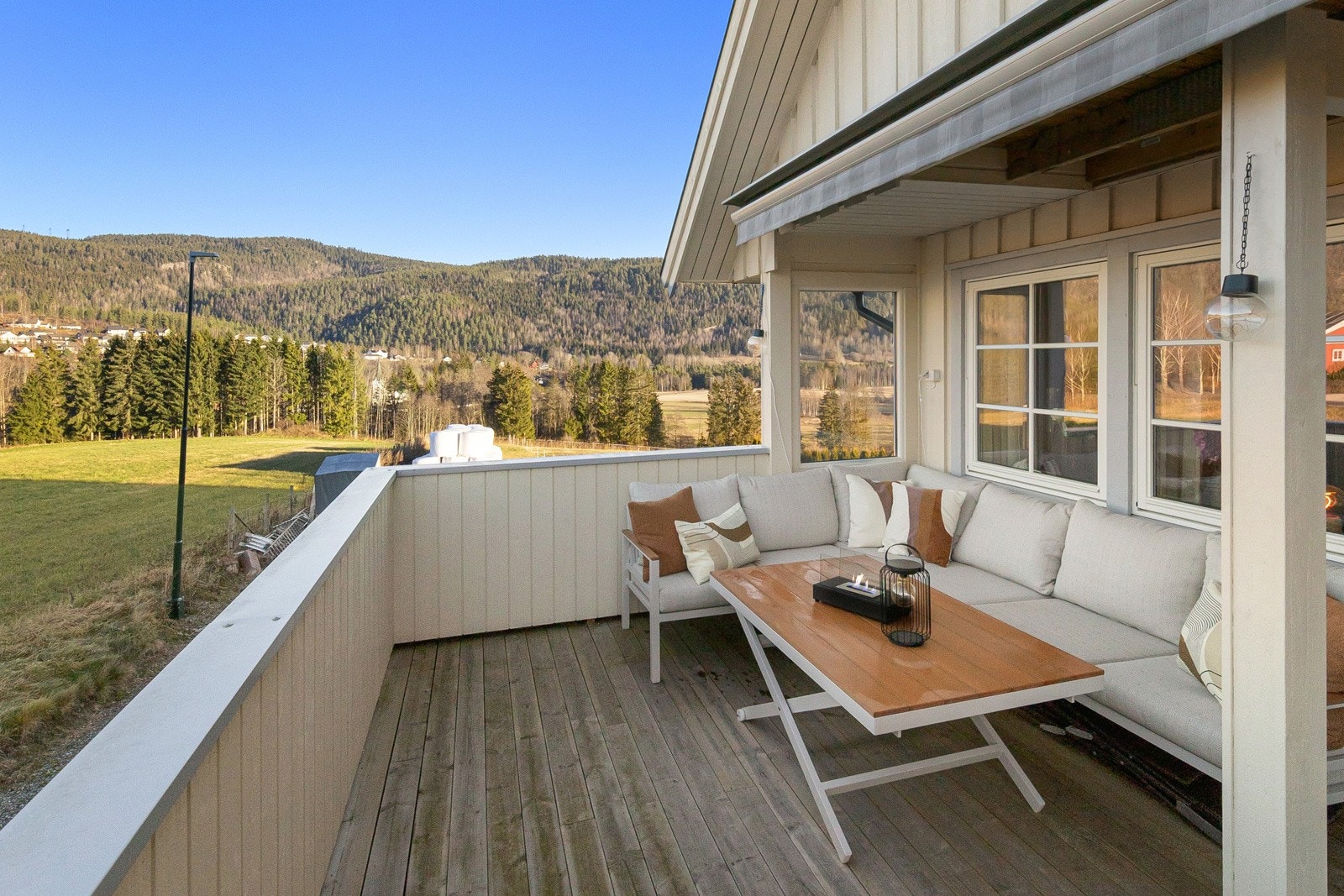 Stor terrasse med jacuzzi og direkte utgang fra stuen i hoveddelen Galleribilde