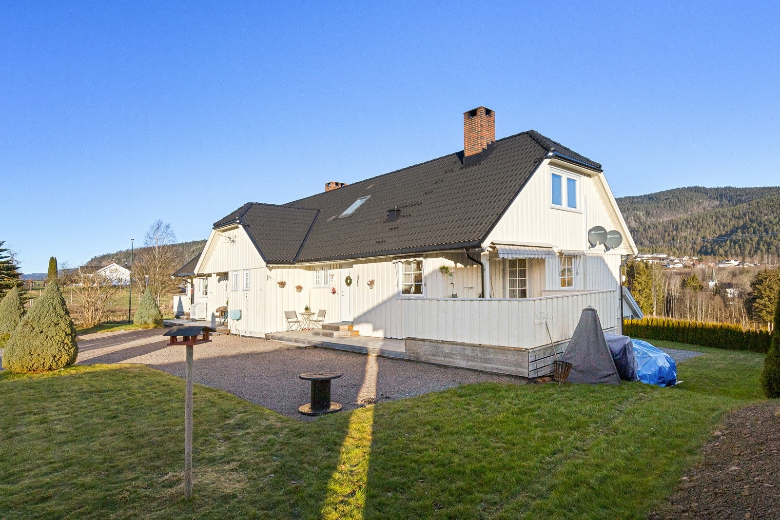 Direkte utgang til solrik sydvest terrasse for utleieleiligheten. Galleribilde