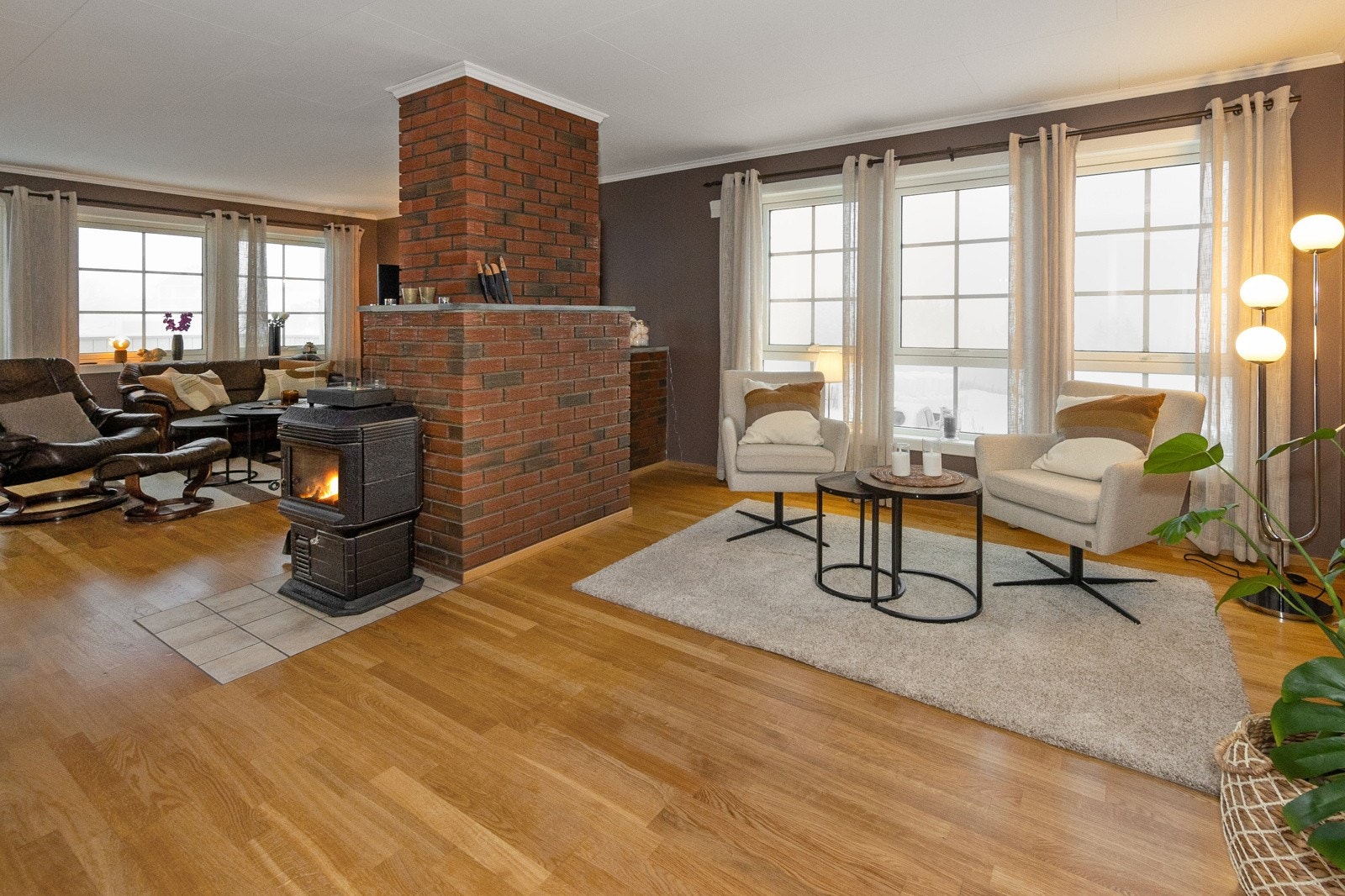 Velholdt med luftige rom, gode vindusflater og tidløst materialvalg av høy kvalitet. Galleribilde