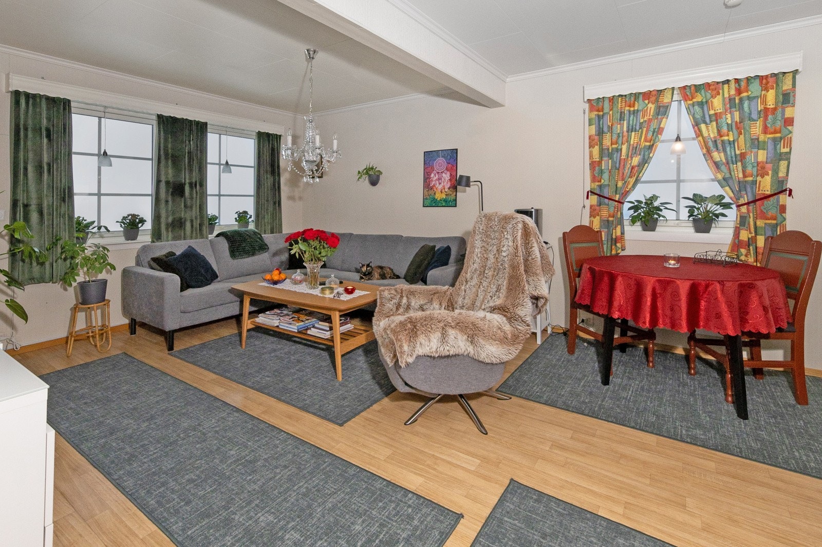 Stor stue med vedovn. Utleieleilighet, første etasje Galleribilde