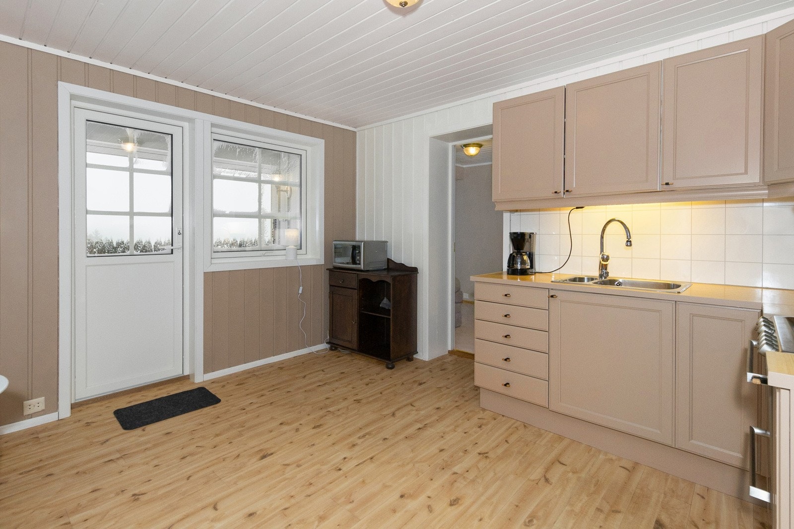 Pent og praktisk kjøkken med integrerte hvitevarer. Det er egen inngang til underetasjen. (Kjøkken i underetasje er oppholdsrom på tegningene) Galleribilde