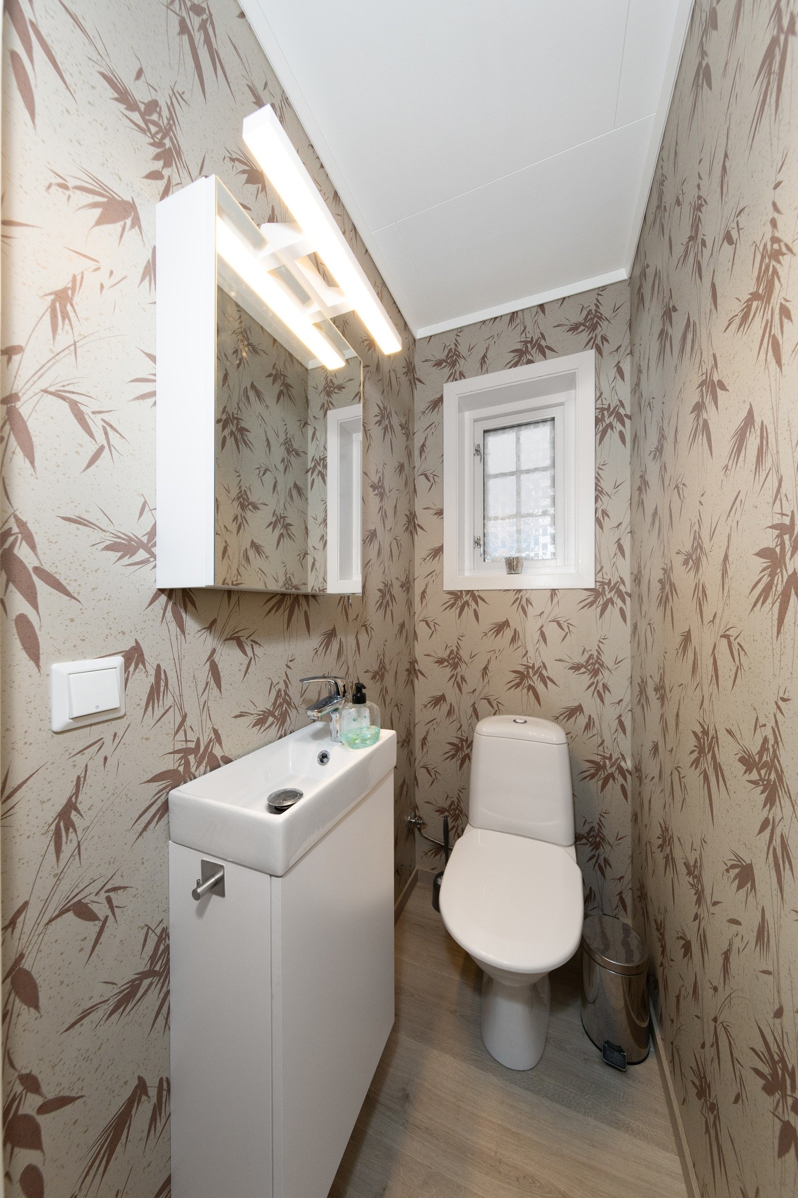 Nyoppusset toalettrom i tilknyttning til entre Galleribilde