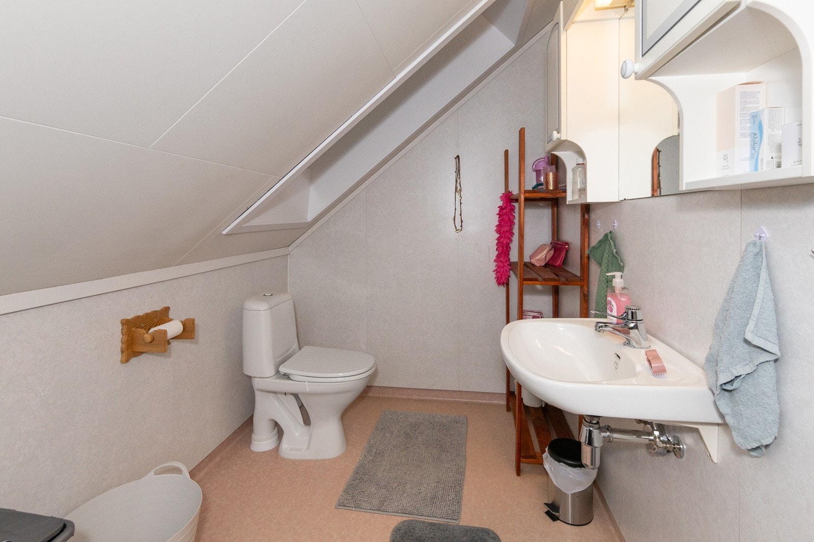 Fra bad. Utleieleilighet, andre etasje Galleribilde