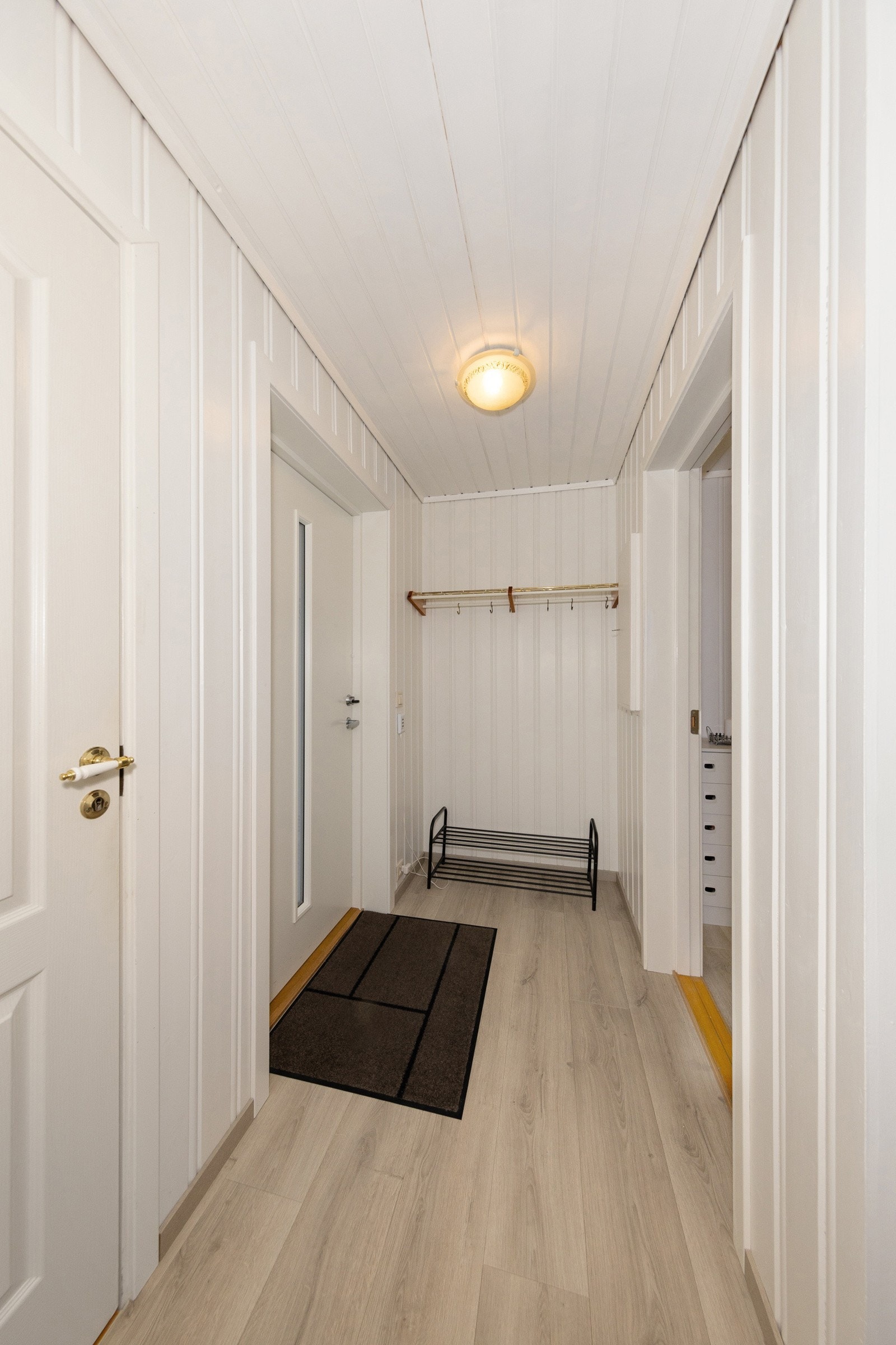 Hovedinngangen i første etasje har en romslig entre. Galleribilde