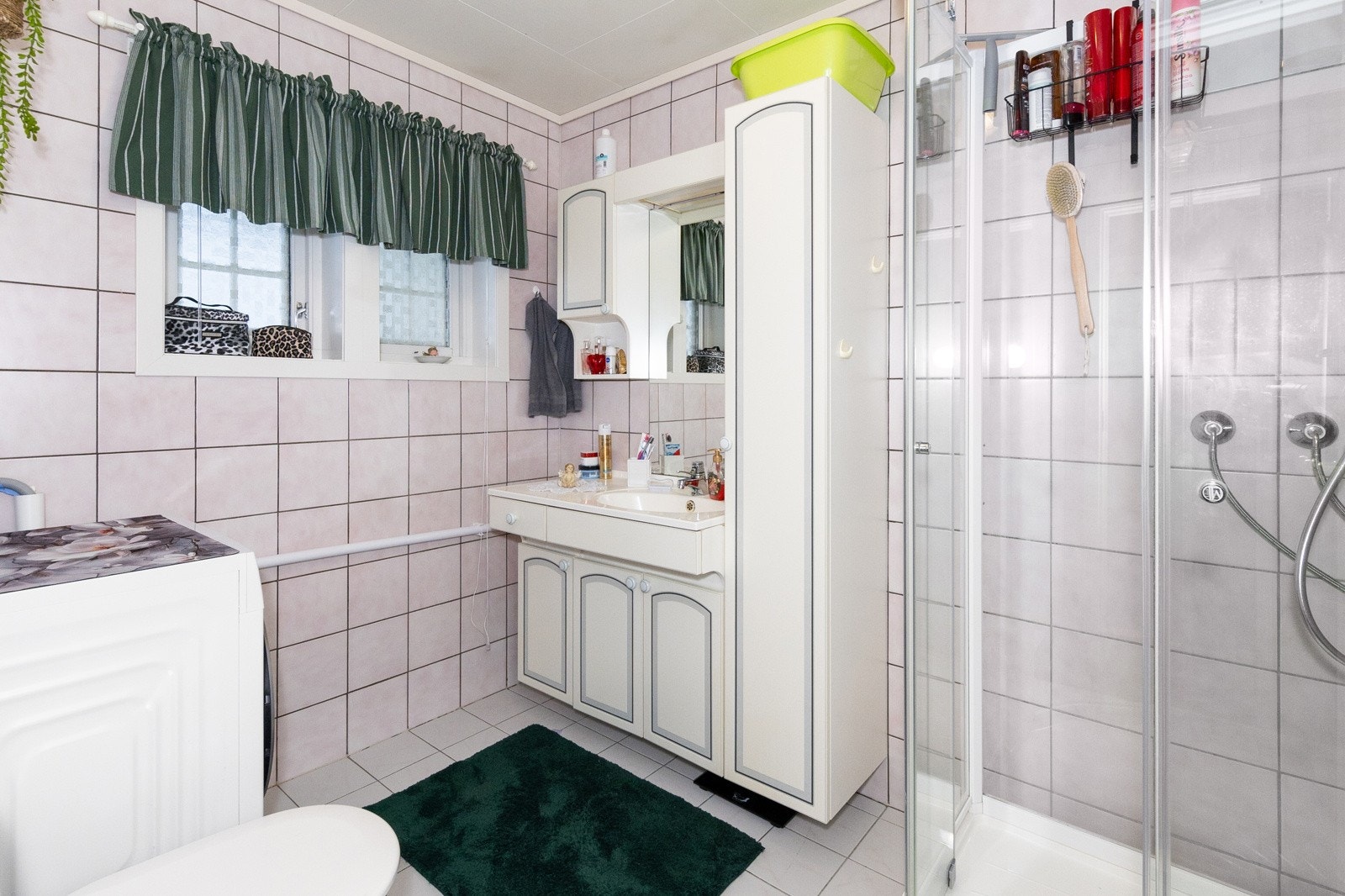 Fra bad. Utleieleilighet, første etasje Galleribilde