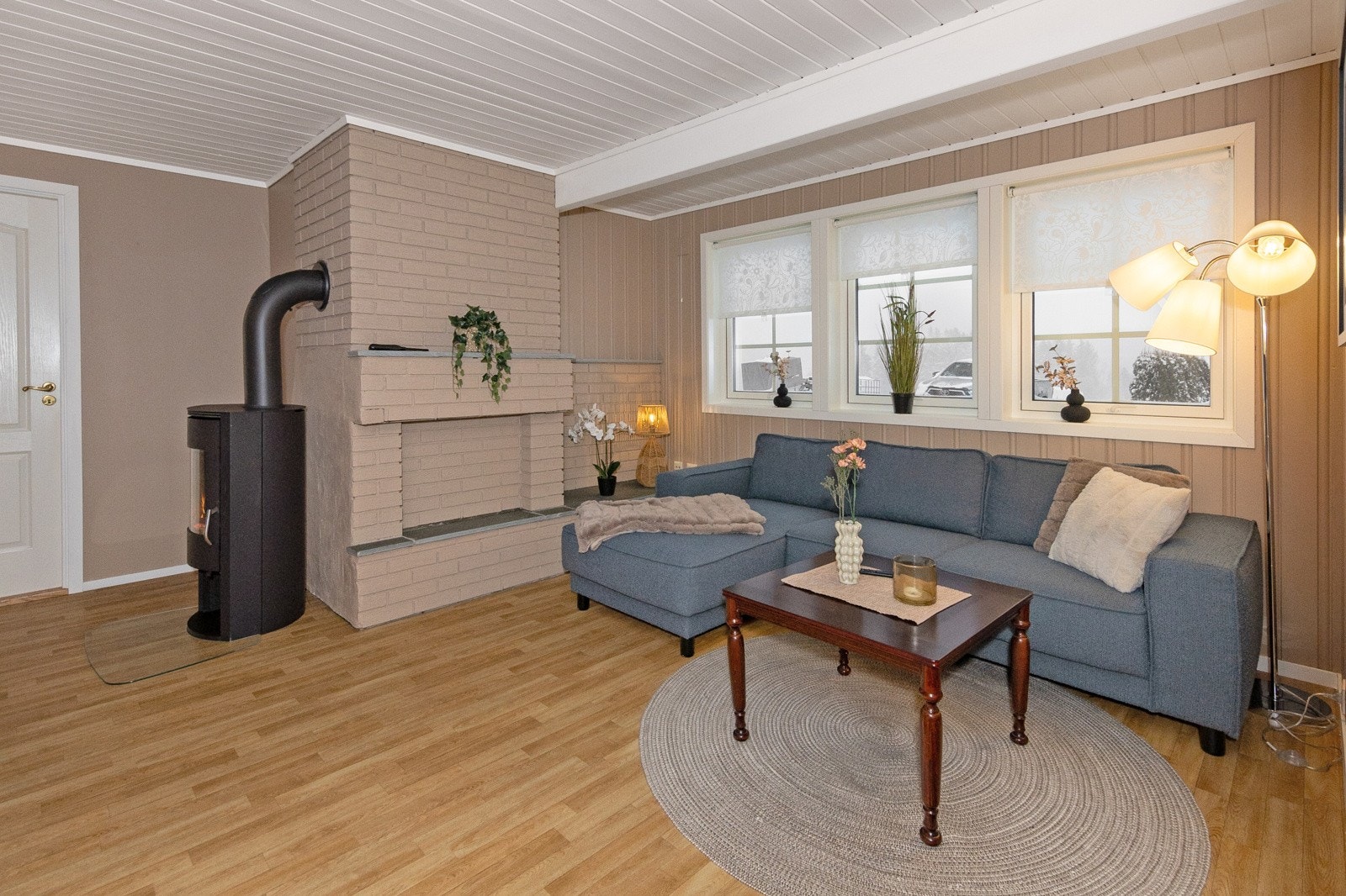 Fin og lys stue med peisovn i underetasjen. Galleribilde