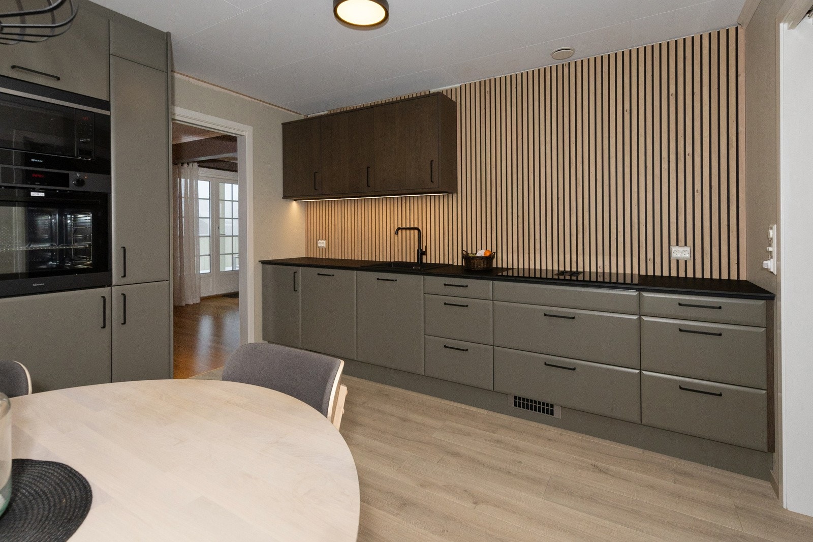 Pent og praktisk kjøkken med integrerte hvitevarer Galleribilde