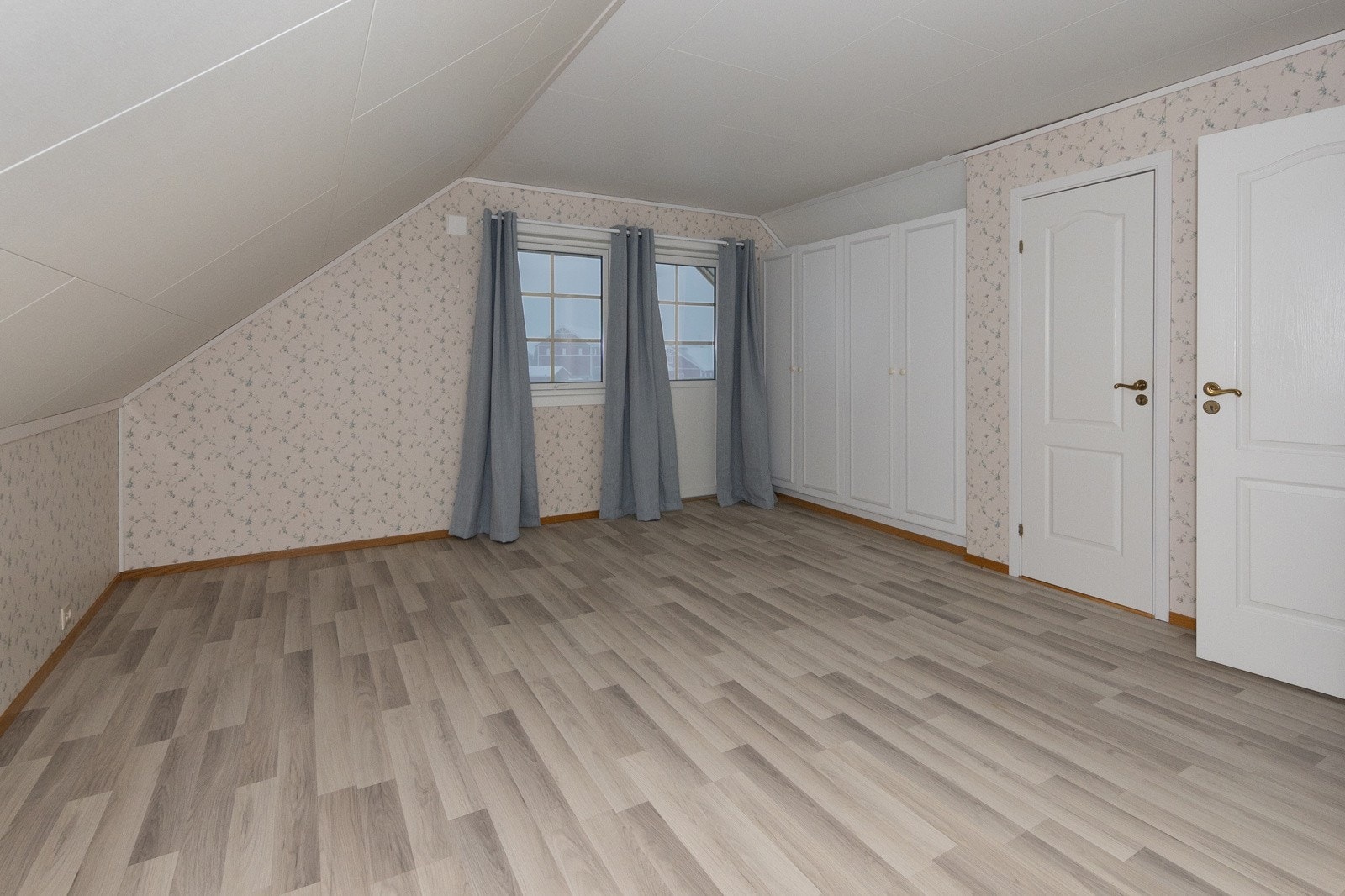 Fra hovedsoverom, andre etasje. Her har du direkte utgang til nordvest balkong. Galleribilde