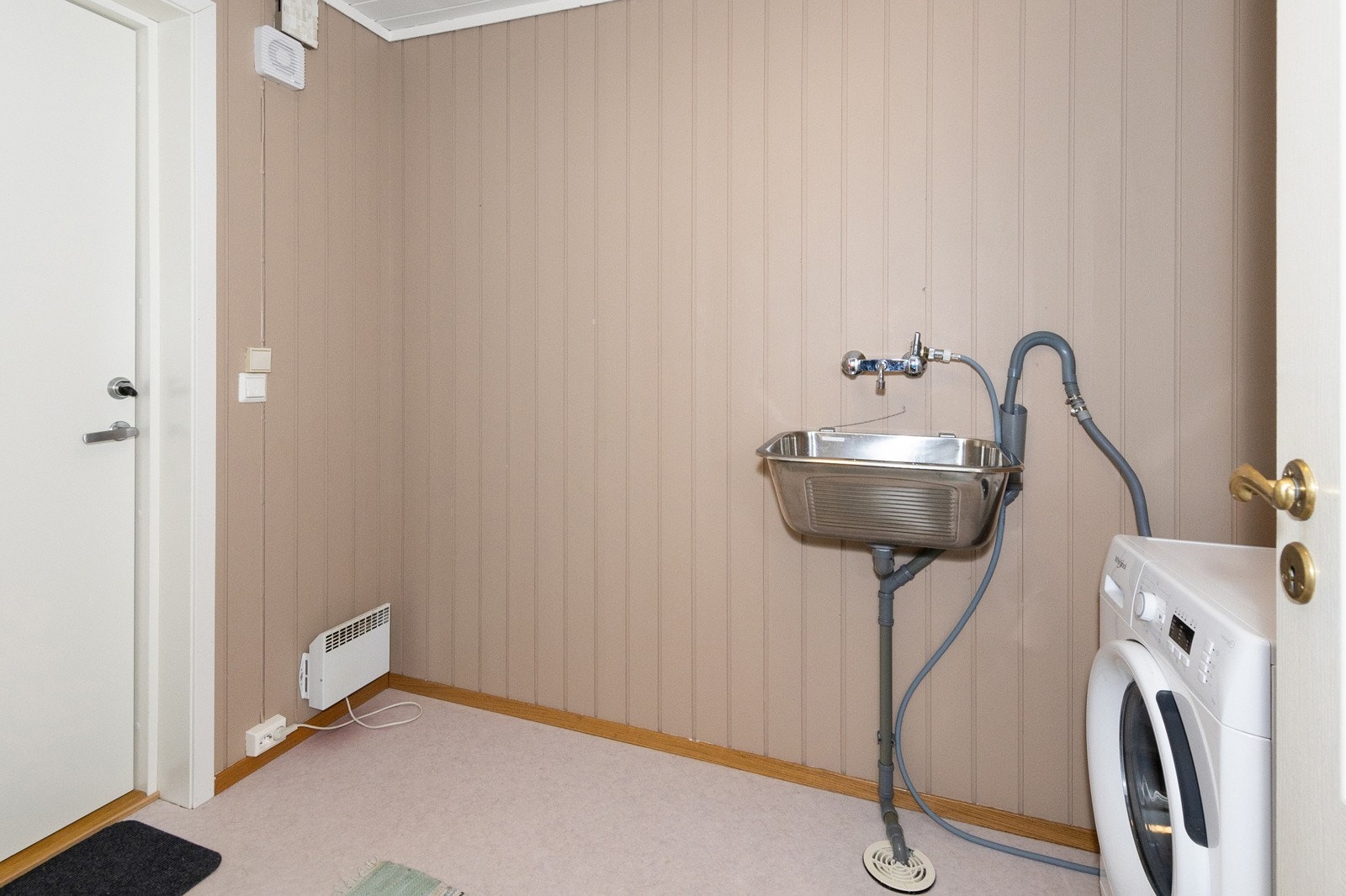 Fra vaskerom, underetasje. Egen utgang ut fra vaskerommet. (vaskerom i underetasje er entre på tegnngene) Galleribilde