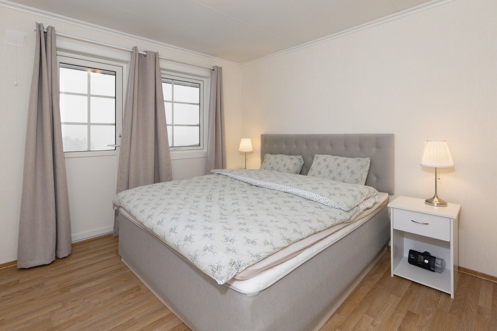 Hovedsoverom 1 etasje med utgang til balkong og eget bad. Galleribilde