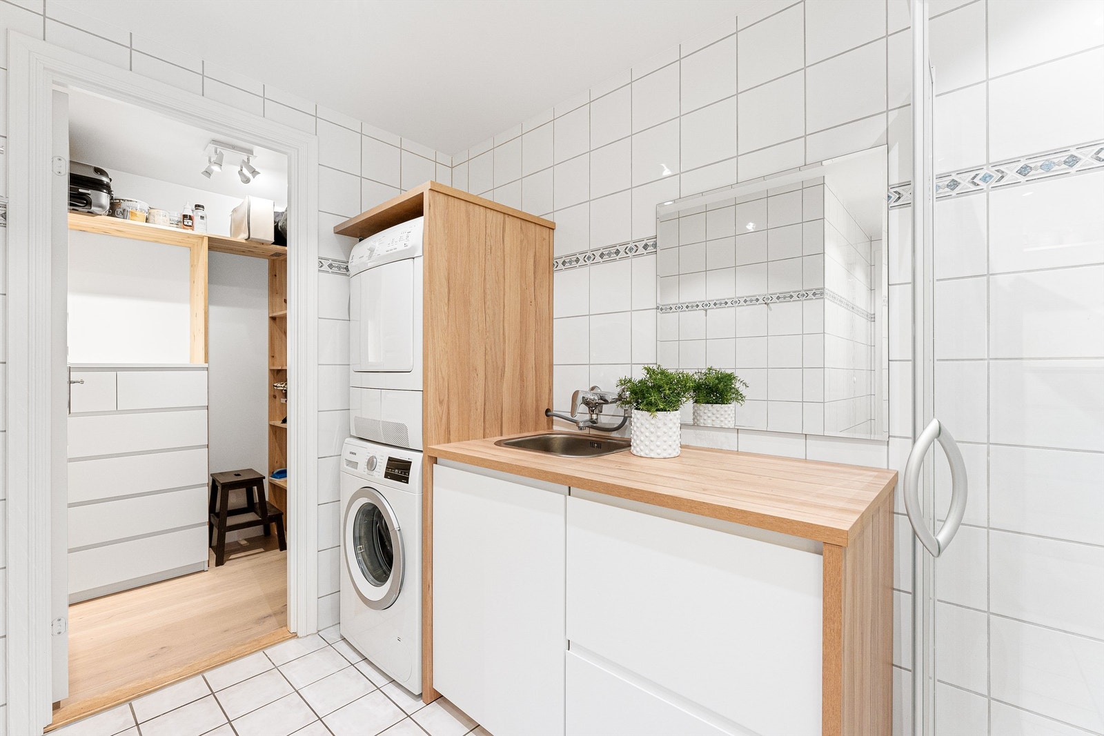 Rommet har en dels nyere innredning fra 2025 og ligger vegg i vegg med den ene innvendige boden Galleribilde