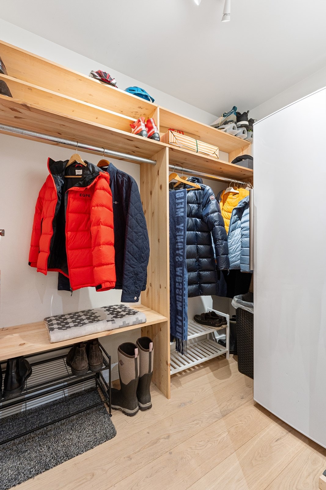 Leiligheten har svært gode oppbevaringsmuligheter fordelt på fire separate boder: én på ca. 1 kvm på balkongen, én innvendig bod på ca. 3 kvm, samt to boder i kjeller på henholdsvis ca. 5 og 6 kvm Galleribilde