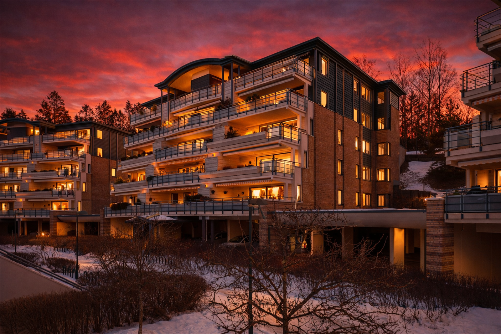 Fossum Terrasse, som er bygget i 2001-2003, har fått flere utmerkelser for flott arkitektur. Den store tomten på 61 mål har parkmessig beplantning med trær og busker, store plener og grøntområder som vedlikeholdes kontinuerlig Galleribilde