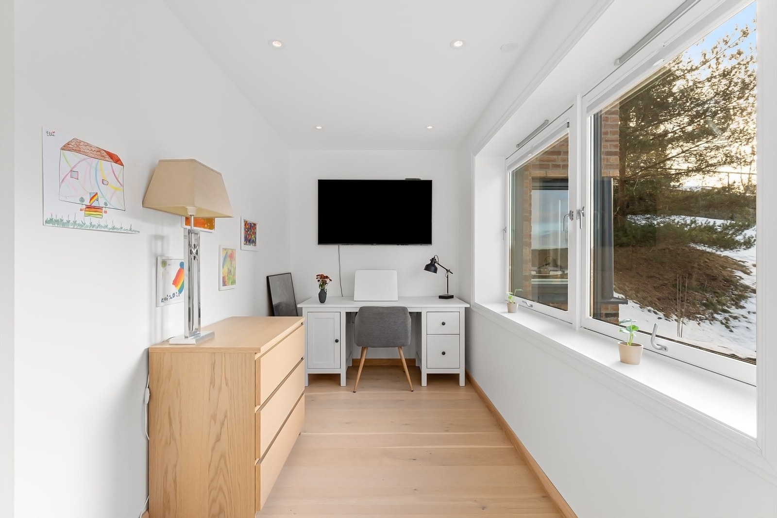 Lyst og hyggelig soverom passer perfekt som barnerom, gjesterom eller kontor Galleribilde