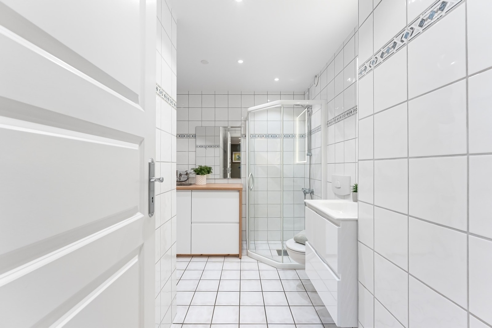 Flislagt bad/vaskerom med downlights i himling og gulvvarme Galleribilde