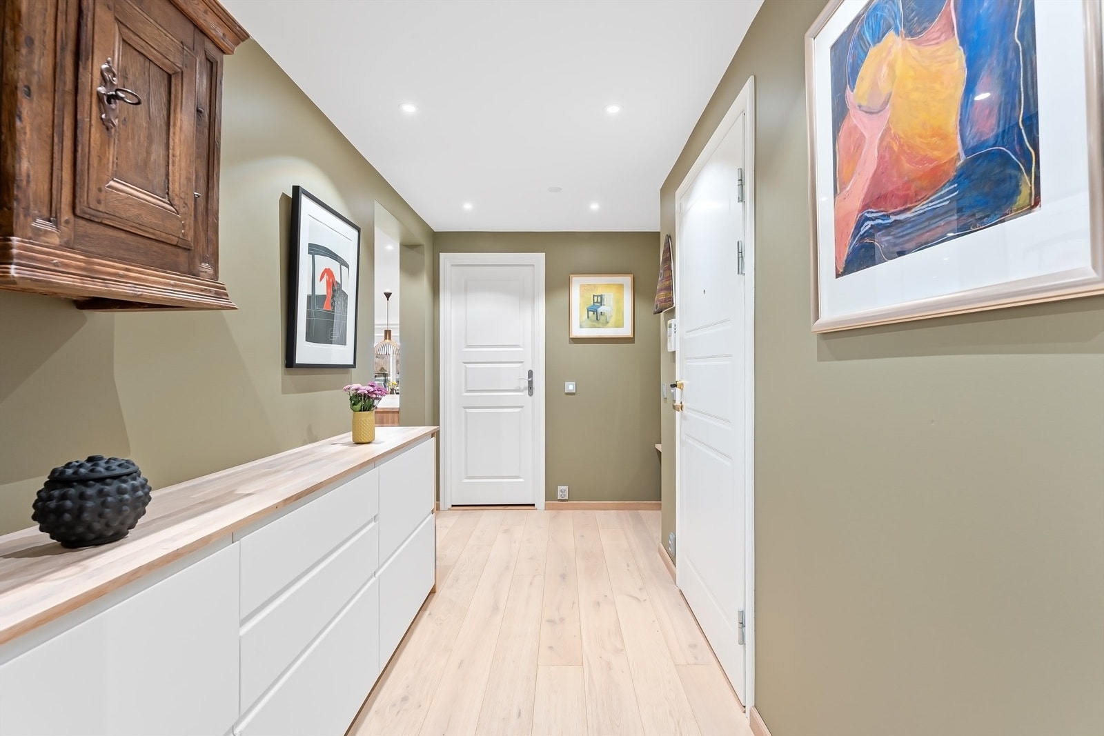 Lys og romslig entré med direkte adkomst til garderobe-/oppbevaringsrom Galleribilde