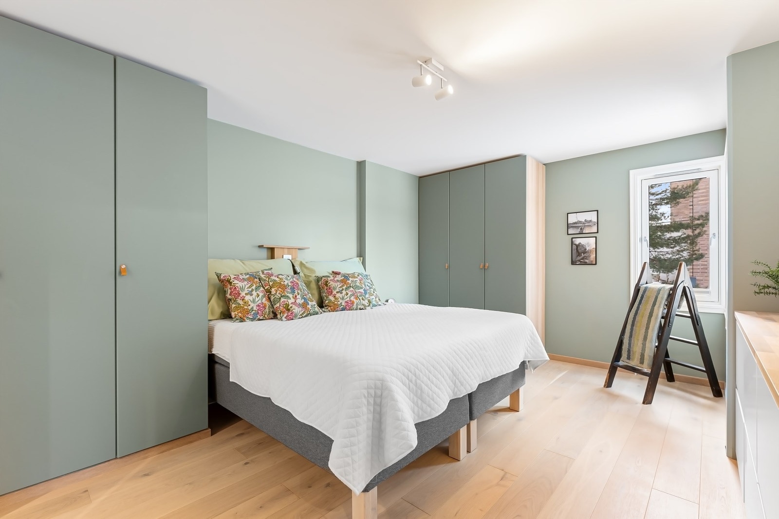 Lyst og luftig hovedsoverom med lekre garderobeløsninger Galleribilde