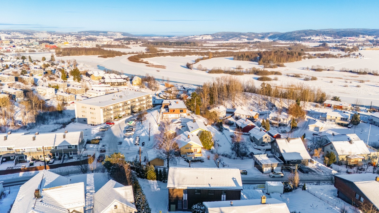 Huset ligger rolig til nært skoler, barnehager og Marikollen sentrum. Galleribilde