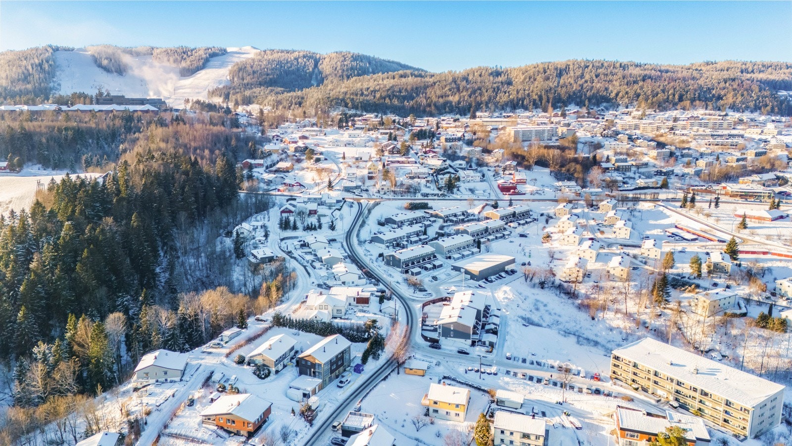 Området bærer preg av at det ligger i et rolig og etablert villaområde med nærhet til Lillestrøm. Galleribilde