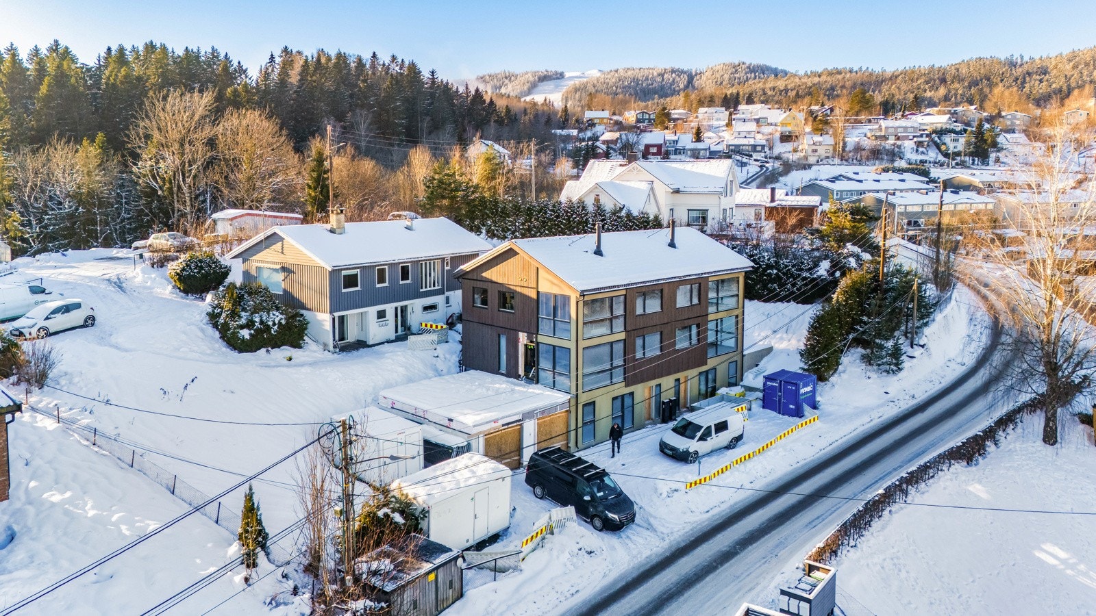 Det er integrert garasje og biloppstillingsplass på tomten. Galleribilde
