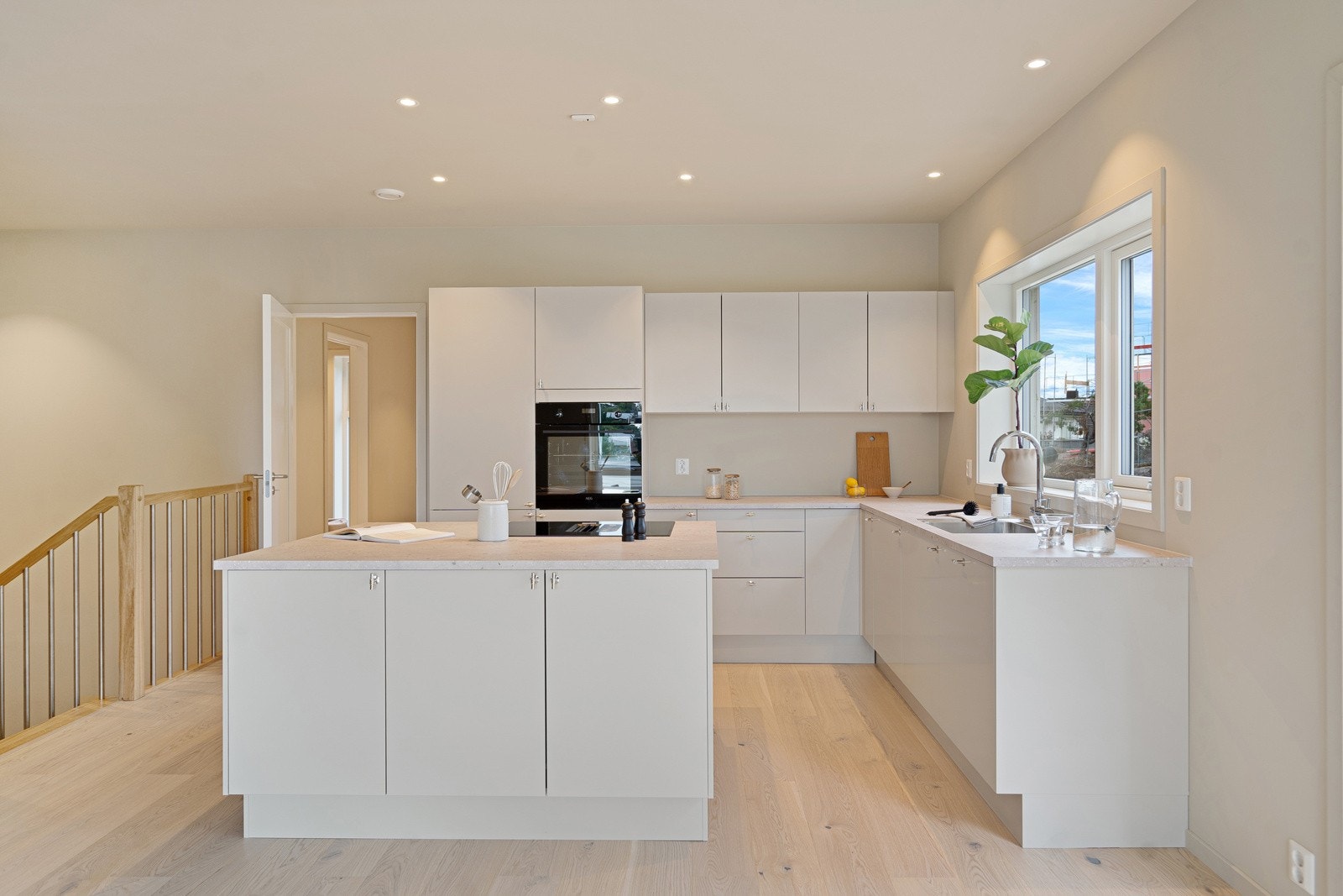 Den praktiske kjøkkenøya gir ekstra arbeidsflate og fungerer som et naturlig samlingspunkt, perfekt til både hverdagsbruk og sosiale anledninger. Galleribilde