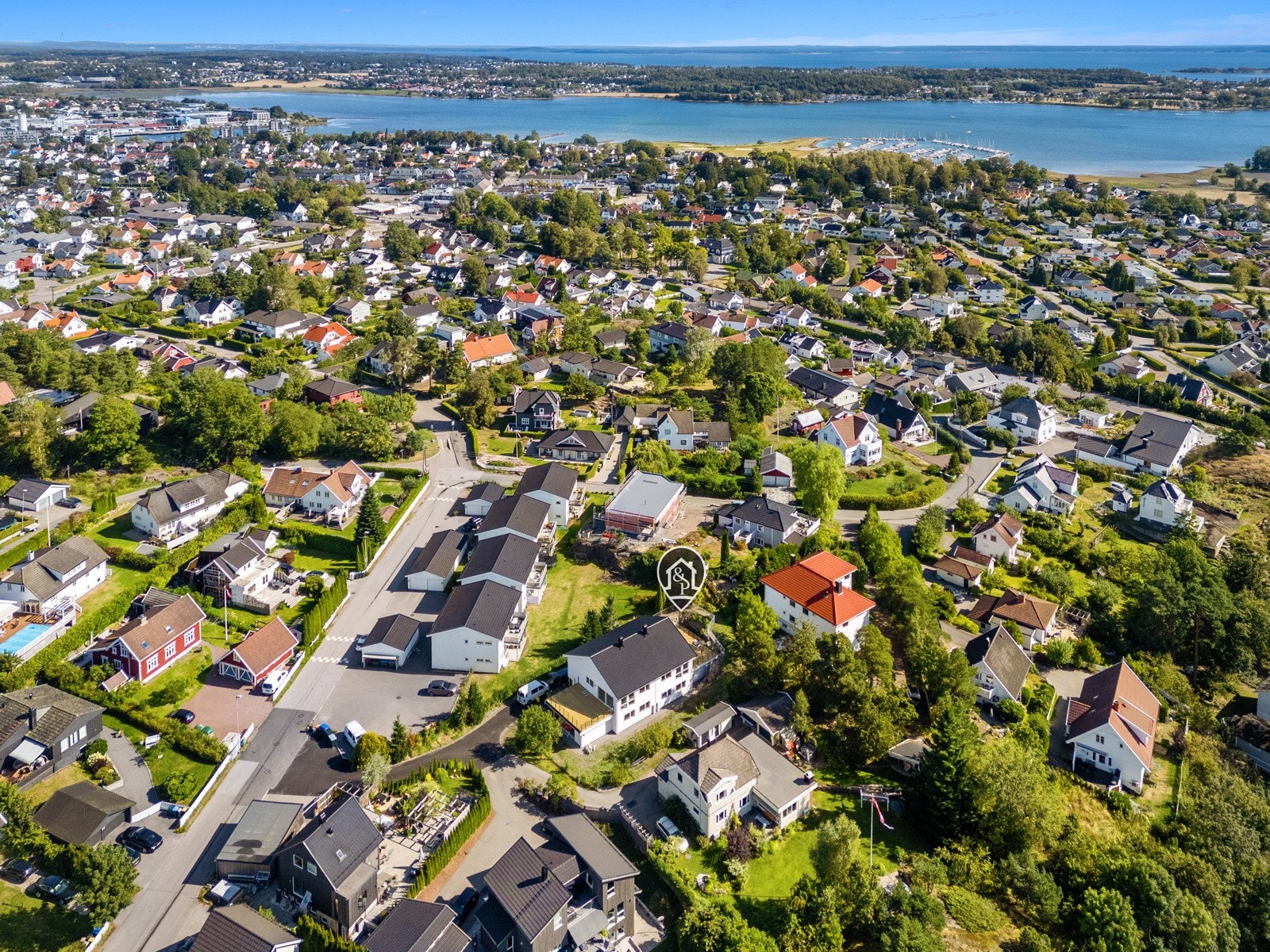 Beliggenheten er rolig og attraktiv, med gode solforhold og utsikt over nabolaget - alt i trygge og tilbaketrukne omgivelser. Galleribilde