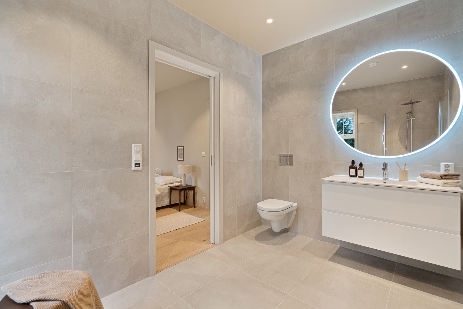 Badene er helflisede og innredet med moderne løsninger fra Vikingbad Galleribilde