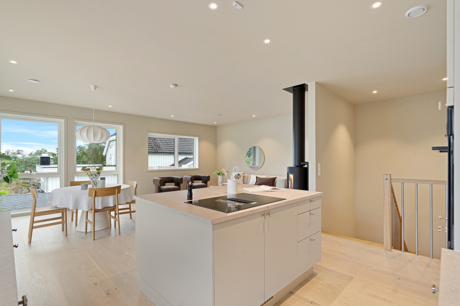 Kjøkkenet er levert fra HTH og kombinerer stilrent design med funksjonelle løsninger Galleribilde