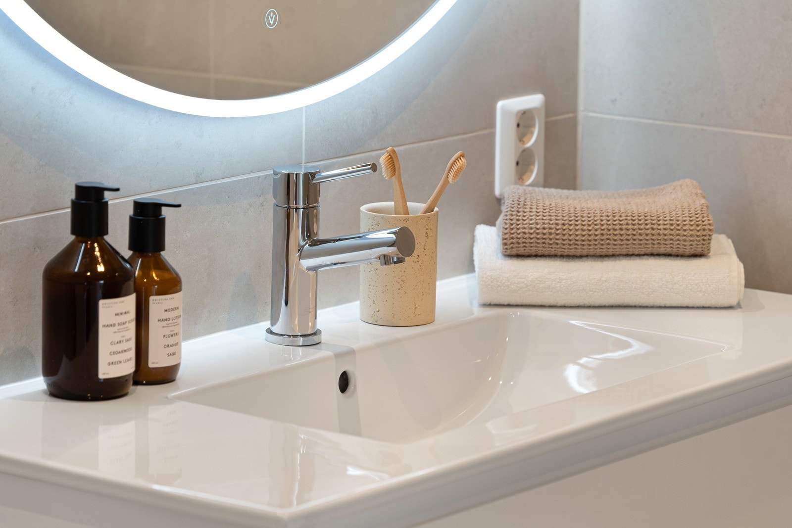 Her finner du vegghengte toaletter fra Villeroy & Boch, servantskap med god lagringsplass, og speil med integrert belysning som gir både funksjonelt lys og en lun atmosfære Galleribilde