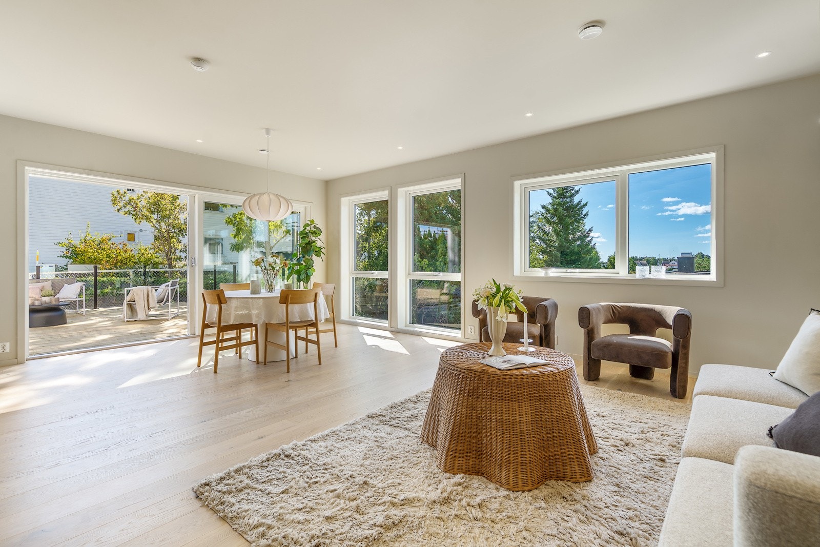 Stuen i 2. etasje er lys og luftig med store vindusflater som slipper inn rikelig med dagslys. Skyvedører i glass åpner opp mot terrassen, og skaper en sømløs overgang mellom inne og ute Galleribilde